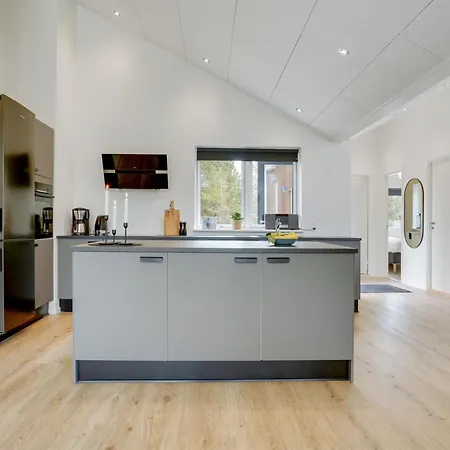 Heidi - 1km From The Sea By Interhome